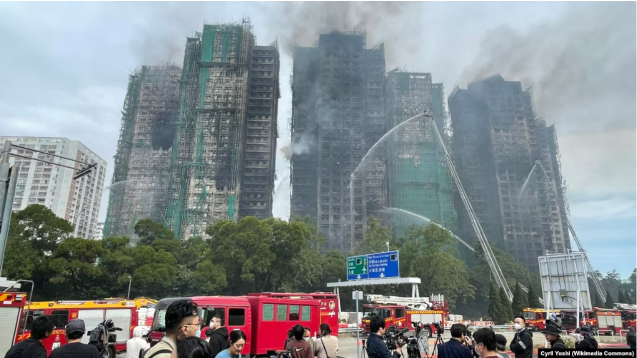 香港高楼火灾已致128人罹难，美国表示哀悼，警方持续拘捕相关人员