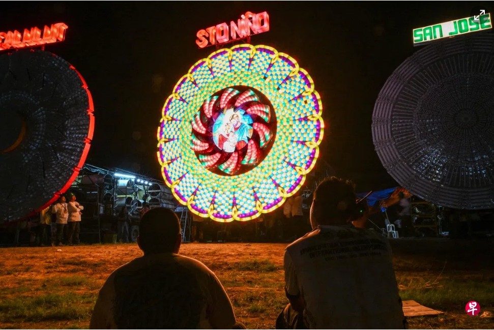 菲“灯笼之都”以巨型灯笼庆圣诞