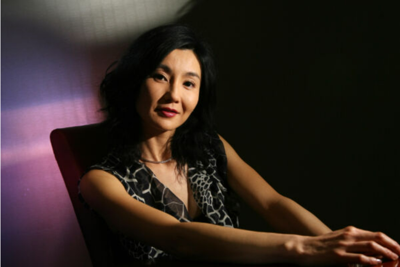 逛平价用品店买圣诞礼物 张曼玉新卷发型获赞