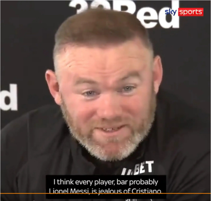 鲁尼再次嘲讽C罗：他会一直踢到拿世界杯才会退役，他不甘心别人比他强