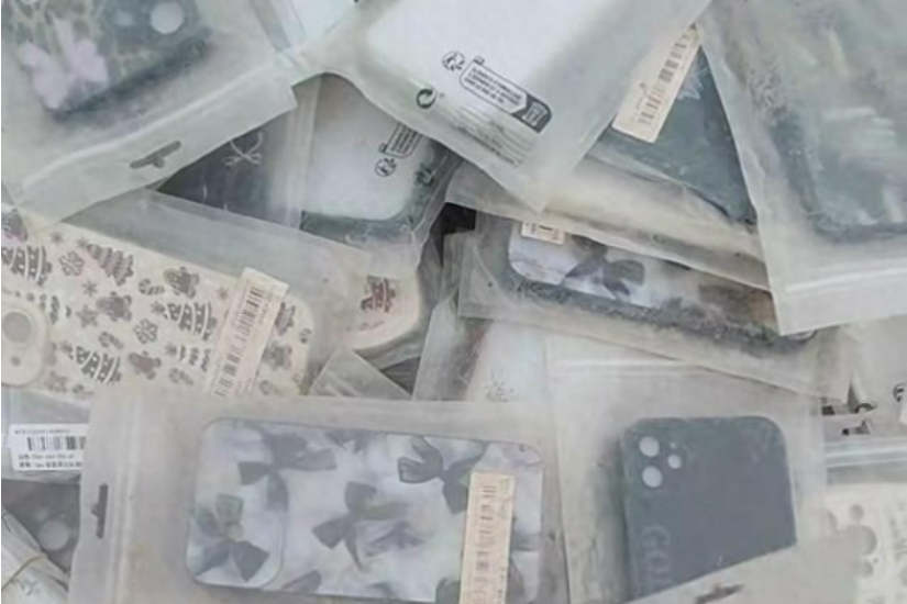 河南街道现大量未拆封手机壳 市民蜂拥捡漏