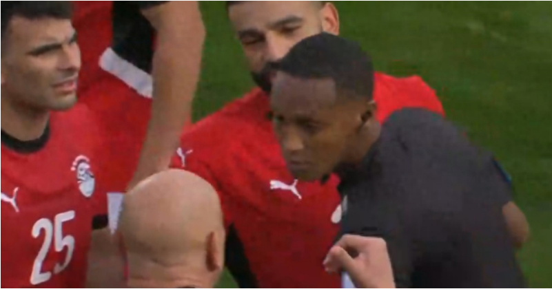 非洲杯争议判罚！哈尼踩人染红，萨拉赫马尔穆什暴怒，双方险冲突