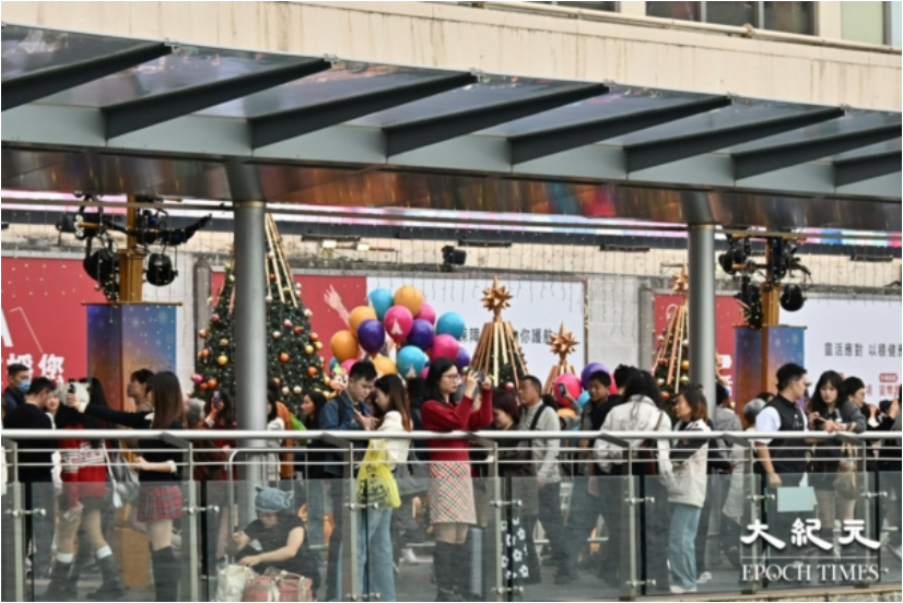 大陆旅客赞香港圣诞气氛浓厚 港人盼来年平安