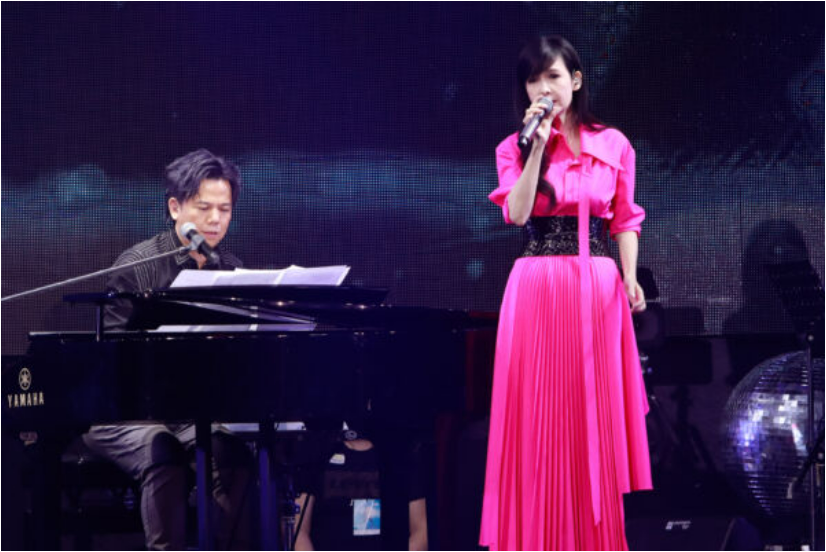 周慧敏开唱需助手扶上台 零滤镜真实样貌曝光