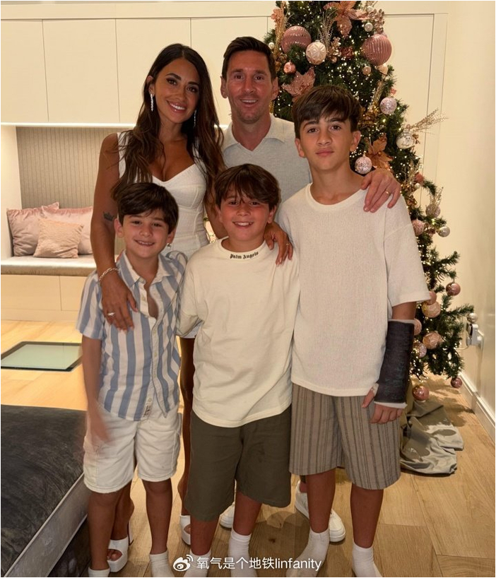 梅西晒全家人合影，祝所有人新年快乐！