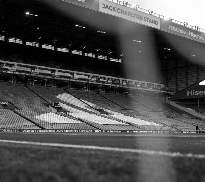 对阵曼联赛前现场有球迷不幸去世，利兹联官方发文悼念