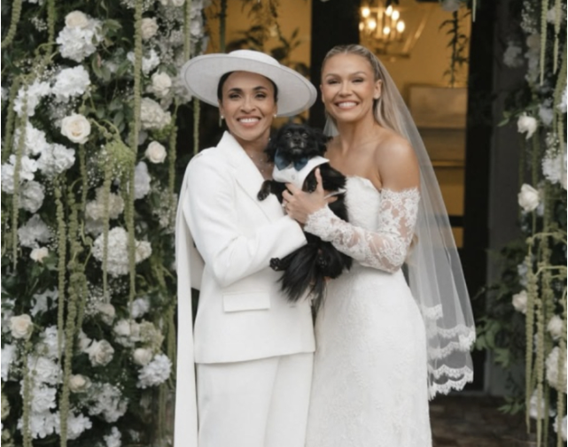 39岁女足巨星玛塔正式完婚：一身白衣 妻子是28岁前队友 已订婚5年