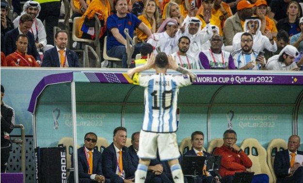 不装了，梅西霸气发言引争议！与C罗对比鲜明，球迷：这才是球王