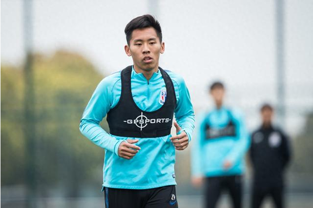 唏嘘！他曾是男足天才小武磊，因违规被禁赛报废，如今试训保级队