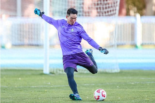 大反转！津门虎必走之人意外留队，于根伟直播间一句让球迷狂喜