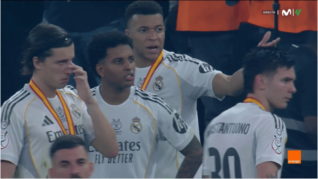 输不起？皇马拒为巴萨列队+姆巴佩率众将离场！阿隆索：不看重的奖杯