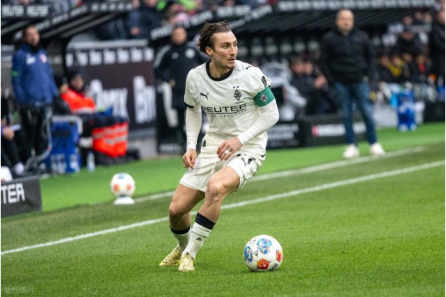 4-0，德甲第12踢疯，横扫奥格斯堡，终结2连败