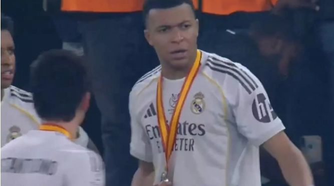绝了，拉走队友拒绝为冠军鼓掌！姆巴佩败人品，球迷：和C罗太像