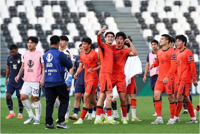 U23亚洲杯｜历史性首进八强就该尽情享受，U23国足不完美但很争气