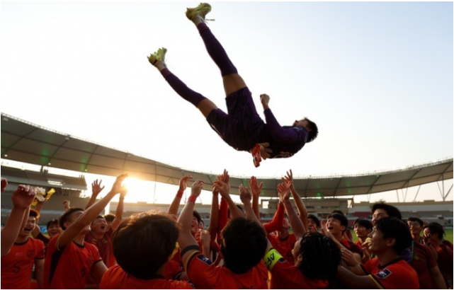 4-2！0-2！疯狂一夜，中国队晋级，曼城耻辱落败，尤文图斯爆大冷