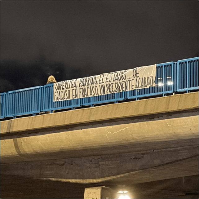 不满换帅+3天丢2冠！皇马球迷拉横幅要求老佛爷下台，将在主场狂嘘