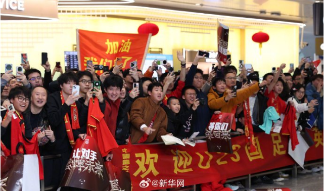 韩媒羡慕又嫉妒：疯了！这是真的吗？1200名球迷接机中国U23