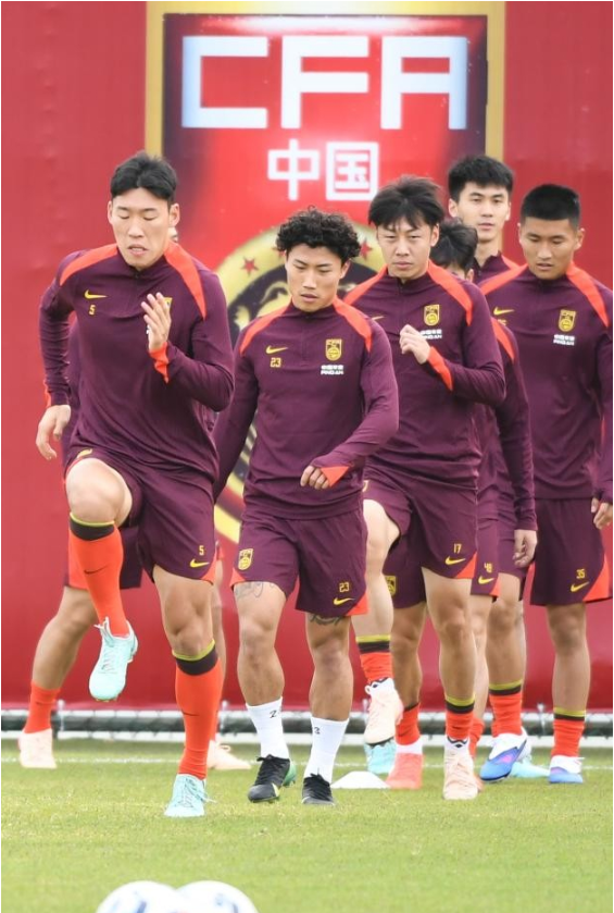 国足结束今年首期集训，U23国脚高光表现倒逼老大哥进步