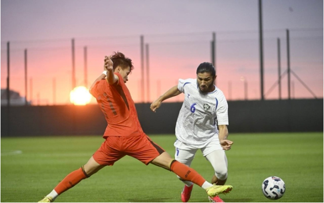 国足热身赛被黑！魏震被罚下引国脚集体不满 邵佳一冷静劝说：服从裁判