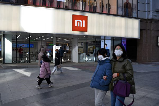 小米店员展示手机防摔功能 屏幕当场裂了