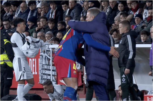 泪目！26岁巴萨队长一把抱起60岁弗里克：感谢父亲救了迷路的儿子