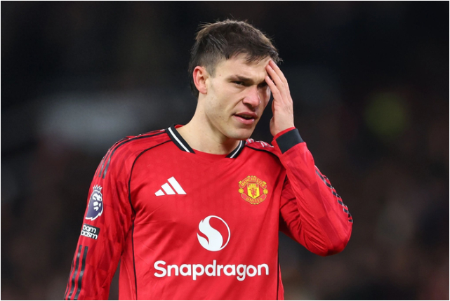 曼联6000万废铁腰今夏难逃清洗！出场就狂丢球，五任主帅都救不活