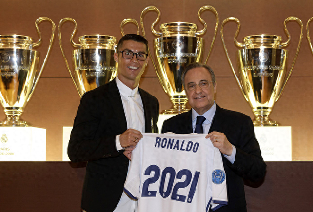 一意孤行的C罗！8年复刻同一剧本，不满皇马炮轰曼联，已5年0冠