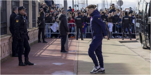 世体：巴萨已抵达阿尔瓦塞特，数百名球迷热情接机