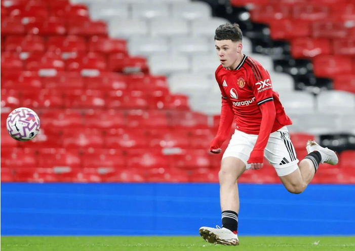 曼联为16岁凯-鲁尼提供新合同，青训体系14名球员获续约