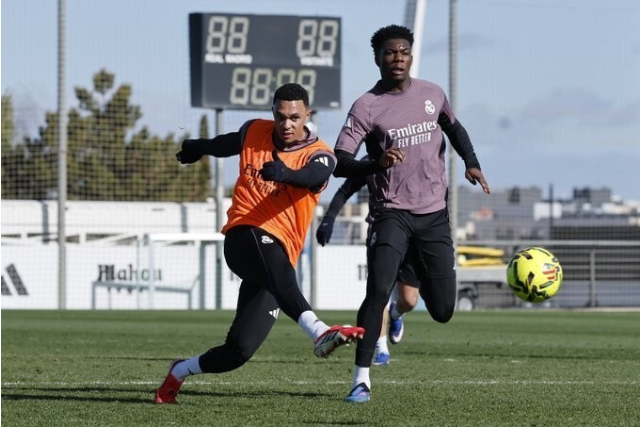 塞尔：阿诺德和门迪参加周四训练，罗德里戈缺席&阿拉巴发烧