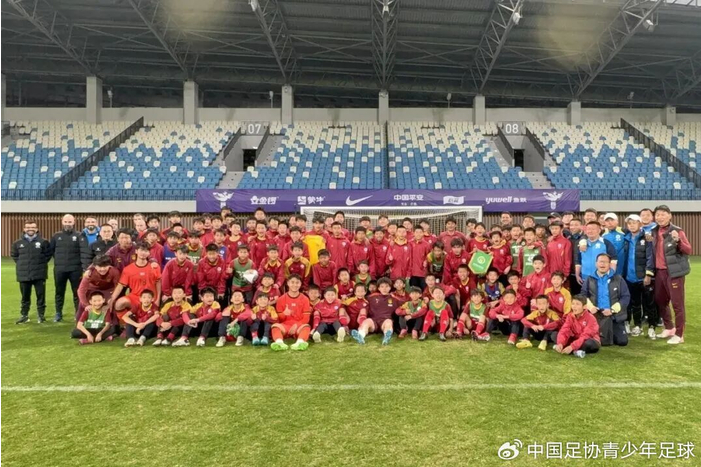 U17国少队深圳备战亚洲杯，与基地青少年梯队快乐互动
