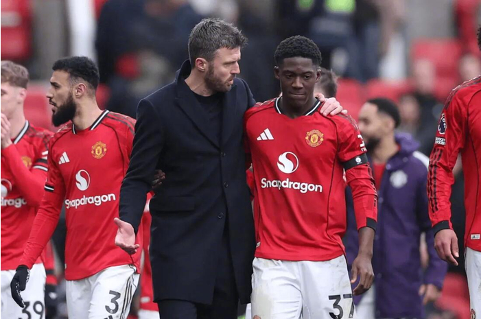 曼联今夏引援重点转向为梅努寻找中场搭档